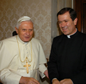 교황 베네딕토 16세와 함께 한 그리스도의 레지오 수도회 총장 알바로 꼬르꾸에라 신부
